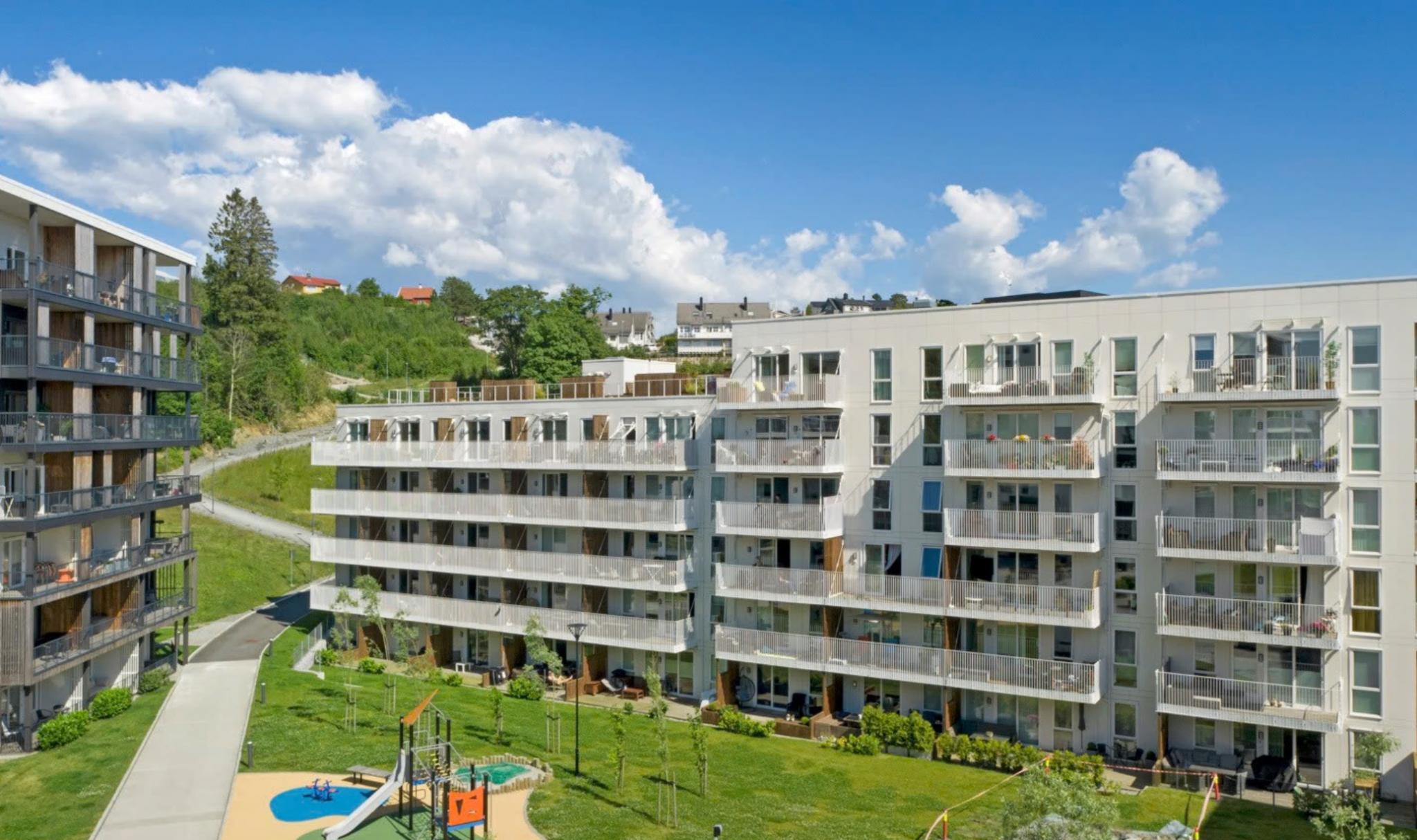 Bygget ble oppført i 2018 og fremstår nytt og moderne.